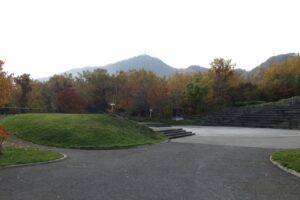 旭山紅葉情報2023年10月28日8噴水広場と藻岩山