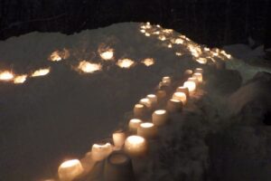 冬のまちのスノーキャンドルの灯りをともそう2