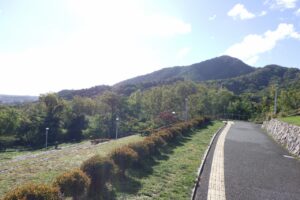 旭山記念公園紅葉情報2024年10月5日7テラス状階段から藻岩山を望む