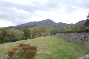 旭山記念公園紅葉情報2024年10月12日9テラス状階段と藻岩山