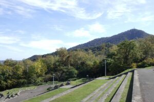 旭山記念公園紅葉情報2024年10月14日9テラス状階段と藻岩山