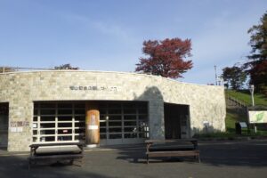 旭山記念公園紅葉情報2024年10月18日18レストハウスと展望台一本桜