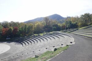 旭山記念公園紅葉情報2024年10月18日8テラス状階段と藻岩山