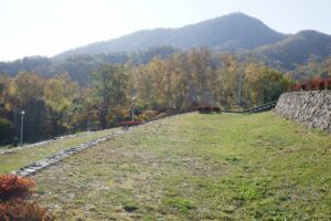 旭山記念公園紅葉情報2024年10月25日10テラス状階段と藻岩山