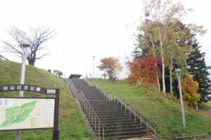 旭山記念公園紅葉情報2024年10月28日7展望台階段