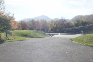 旭山記念公園紅葉情報2024年10月30日7噴水広場と藻岩山