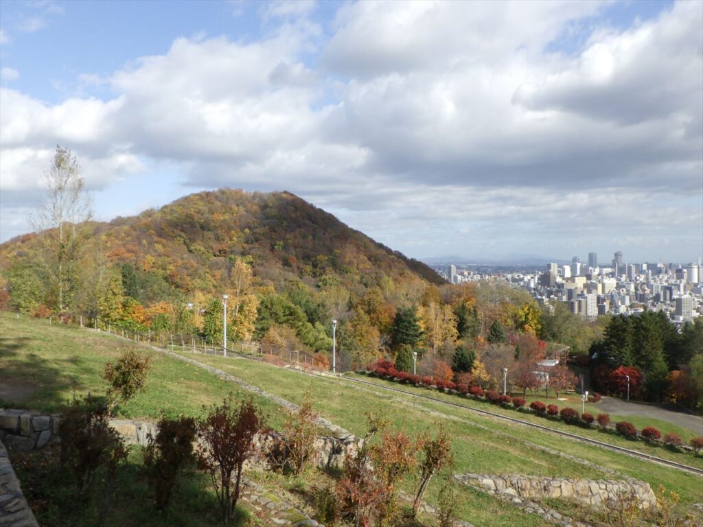 2024年10月31日紅葉の状況　段上テラスから円山方面の景色