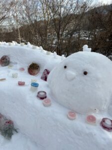 2025年1月13日スノーキャンドルの様子（シマエナガの雪像）