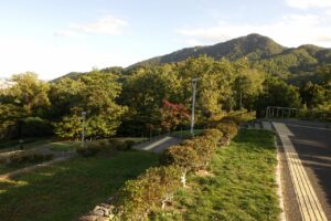 旭山の紅葉2025年9月30日2テラス状階段と藻岩山