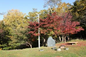 旭山の紅葉2025年10月20日9寺田京子句碑