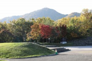 旭山の紅葉2025年10月20日9噴水広場の向こうに藻岩山
