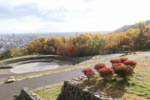 旭山の紅葉2025年10月27日10テラス状階段と噴水広場と藻岩山