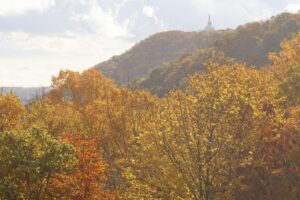 旭山の紅葉2025年10月27日22藻岩山を望む