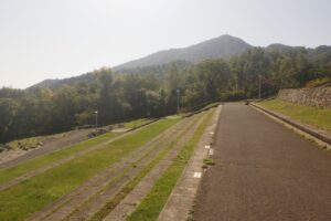 旭山の紅葉2025年10月3日2テラス状階段と藻岩山