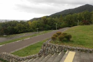 旭山の紅葉2025年10月6日2テラス状階段と藻岩山