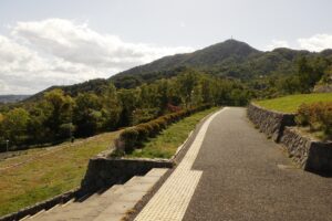 旭山の紅葉2025年10月8日9テラス状階段と藻岩山