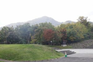 旭山の紅葉2025年10月15日12噴水広場と藻岩山