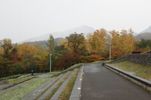 旭山の紅葉2025年10月28日8テラス状階段と藻岩山