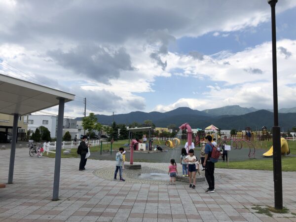 水遊びする子どもたち