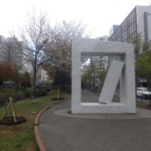 「公園にライラックの新しい仲間が増えました」の写真