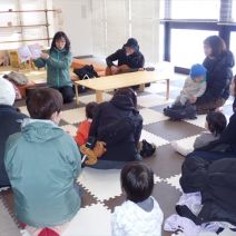 「「おやこでわくわく月さむぽ～うたとえほんともりあそび」を開催しました！」の写真