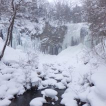 「冬の絶景！アシリベツの滝の氷瀑」の写真