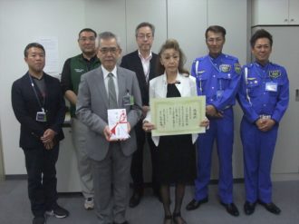 札信警備様からのご寄付　感謝状進呈後の記念写真