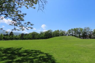 芝生の広場と手稲山の写真