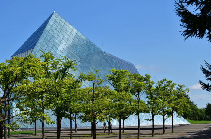 ガラスのピラミッド