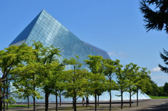 ガラスのピラミッド