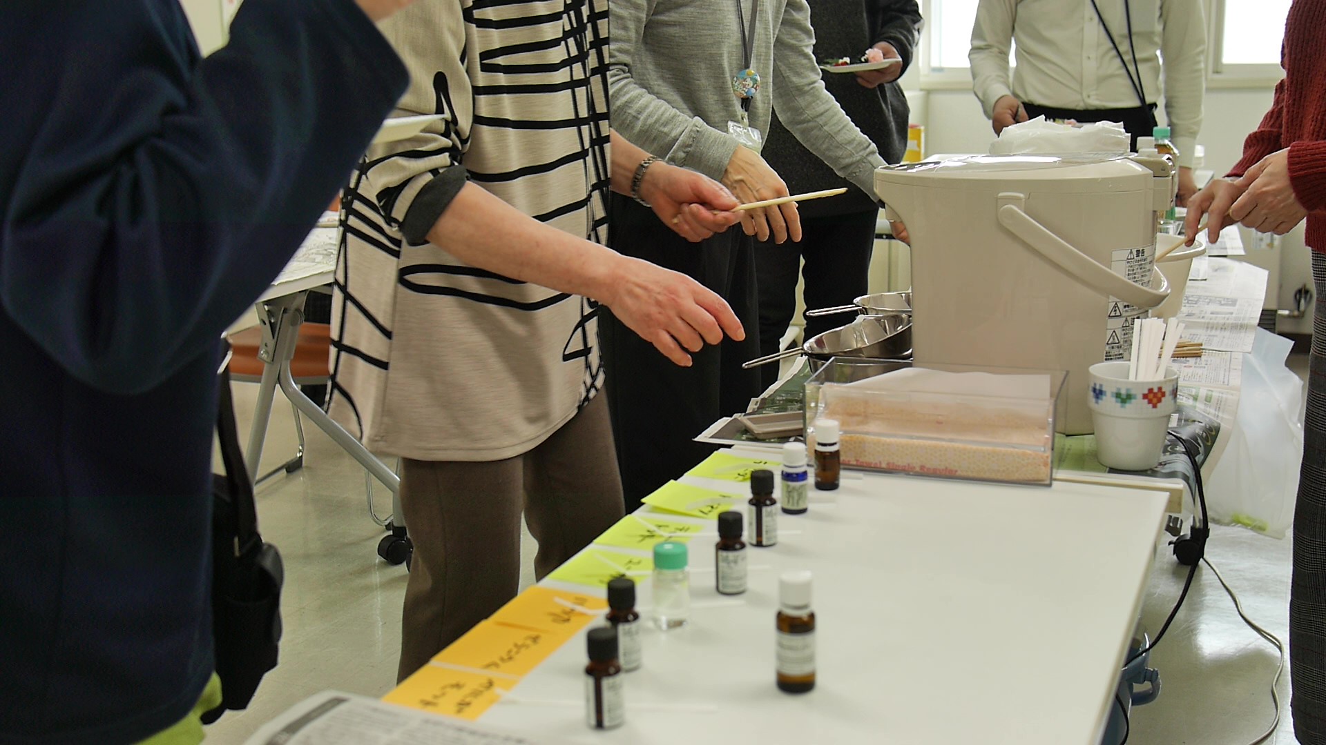 アロマオイルを選んでいる様子