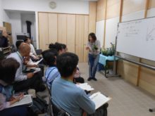 花がらつみや切り戻しの方法を花苗を使って実演