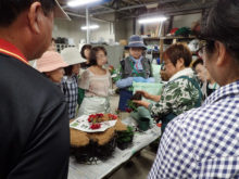 走川さんが作り方のポイントを指導