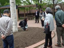 みんなで花壇の下見