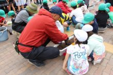 花壇づくりサポーター養成講座の受講者のタウンガーデナーさんが小学生に花植えを教えているところ