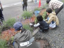親子で花植えしている
