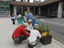 市役所前コンテナのお手入れ