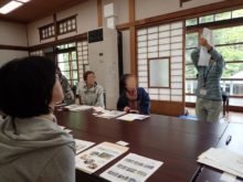 永山記念公園の説明を聞く様子