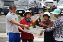 小学生に植え方の説明をしている