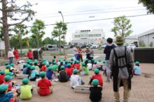 小学生に植え方の説明をしている