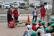 小学生に植え方の説明をしている