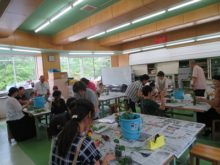 みんなでフラワーアレンジメントを作っている様子