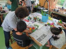 子どもたちとお話しながらフラワーアレンジを作っている様子