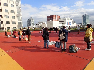 持ち寄ったタネや苗の所でスタンバイする参加者