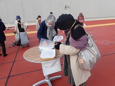 タネを選ぶ参加者のみなさん