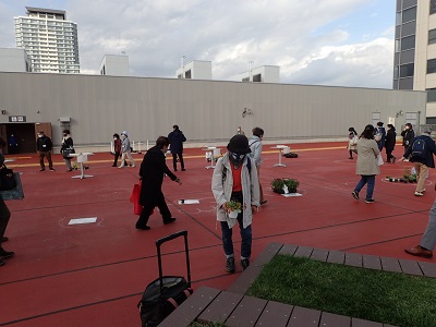 お気に入りを手にする参加者のみなさん