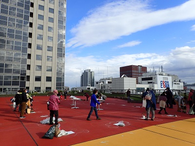 タネや苗の周りを一周してお気に入りを決めるみなさん