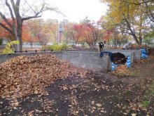 落ち葉や堆肥のある活動場所