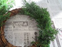 ヒムロスギを留めている途中のリース台