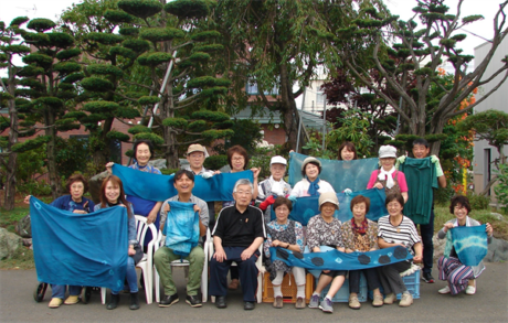 藍の生葉染め作品と一緒にみんなで記念写真